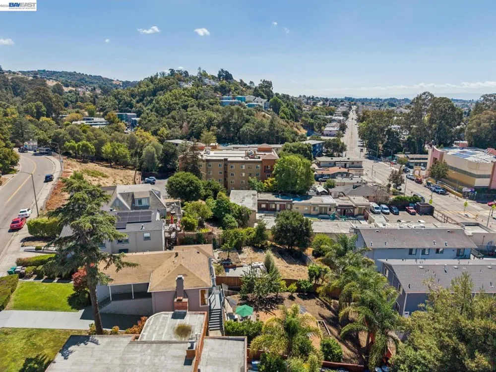 8233 Golf Links Rd Oakland, CA 94605