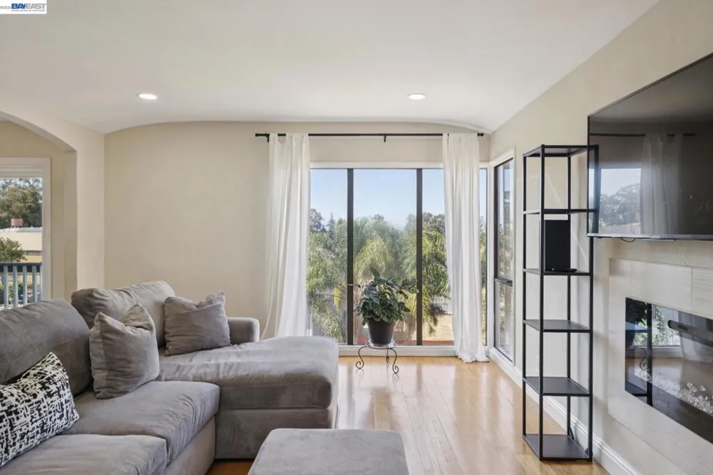 8233 Golf Links Rd Oakland, CA 94605