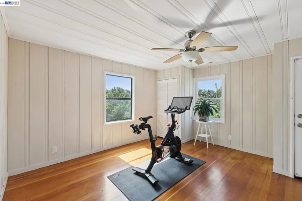 8233 Golf Links Rd Oakland, CA 94605
