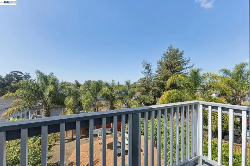 8233 Golf Links Rd Oakland, CA 94605