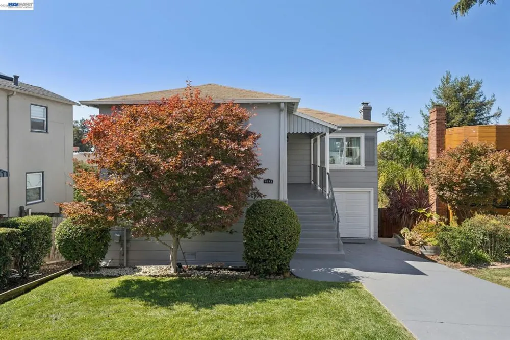 8233 Golf Links Rd Oakland, CA 94605