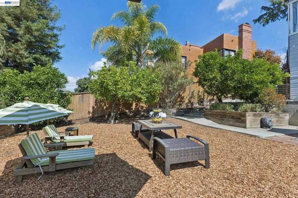 8233 Golf Links Rd Oakland, CA 94605