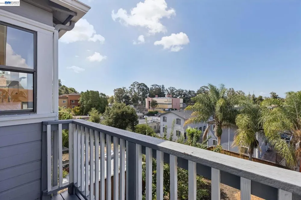 8233 Golf Links Rd Oakland, CA 94605