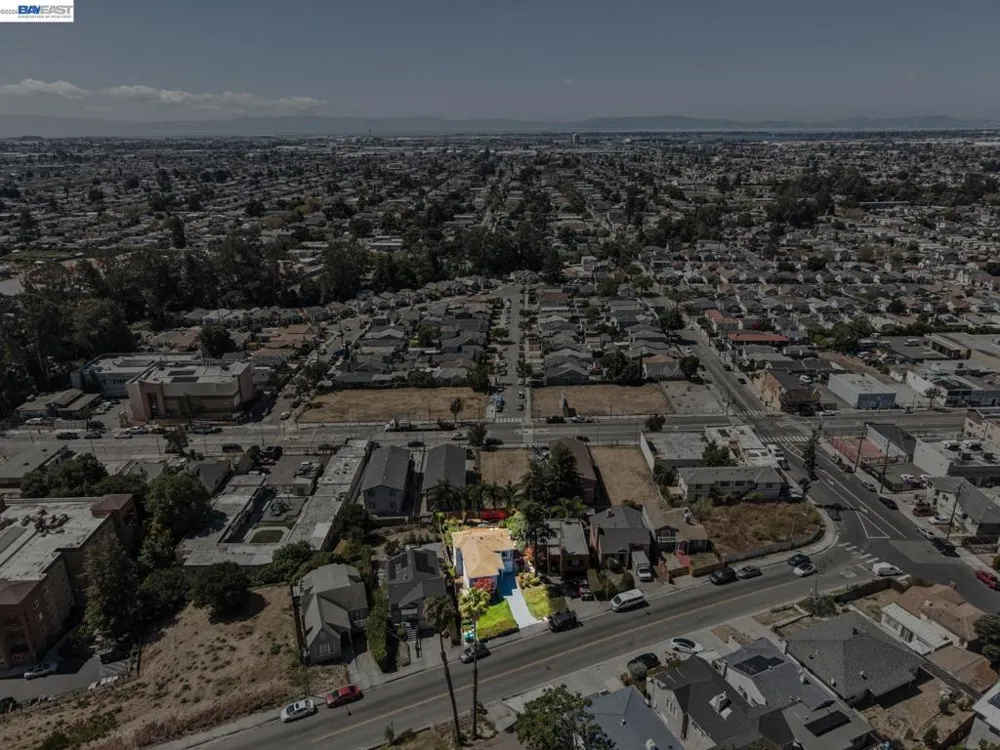 8233 Golf Links Rd Oakland, CA 94605