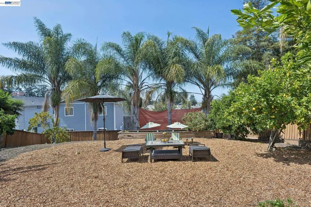 8233 Golf Links Rd Oakland, CA 94605