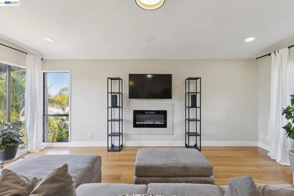 8233 Golf Links Rd Oakland, CA 94605