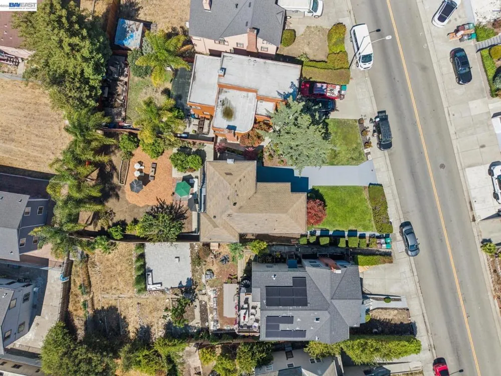 8233 Golf Links Rd Oakland, CA 94605