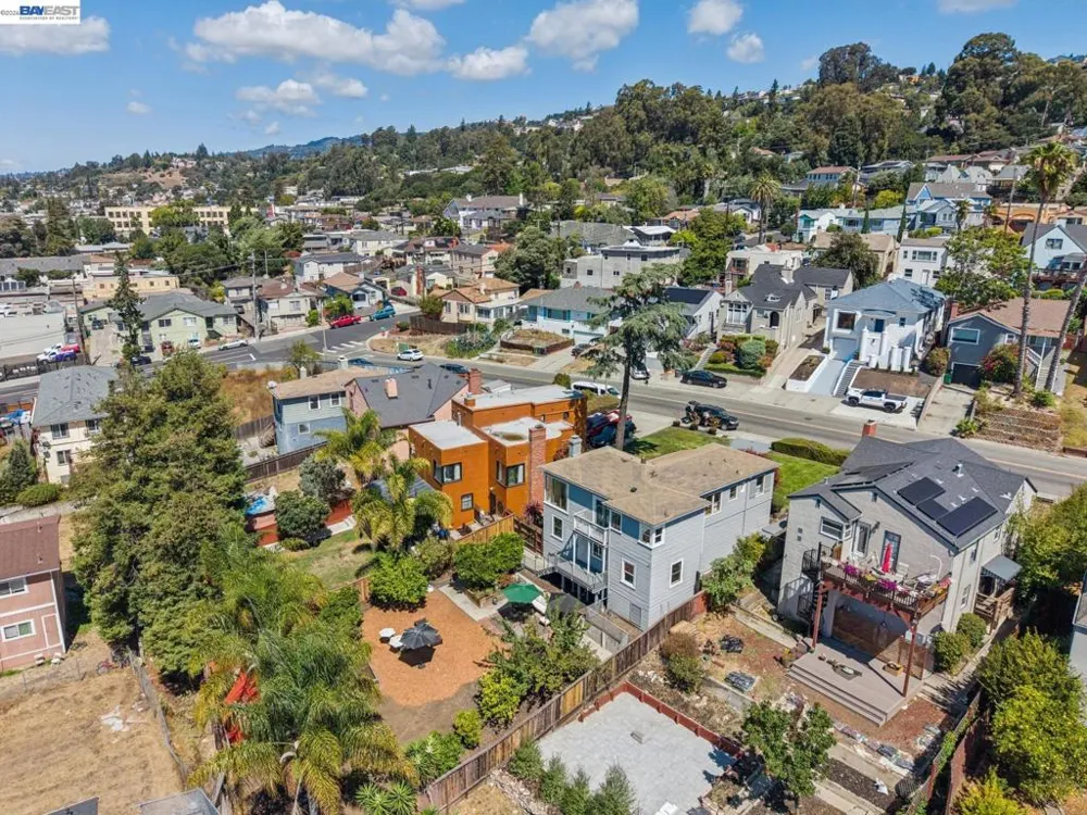 8233 Golf Links Rd Oakland, CA 94605