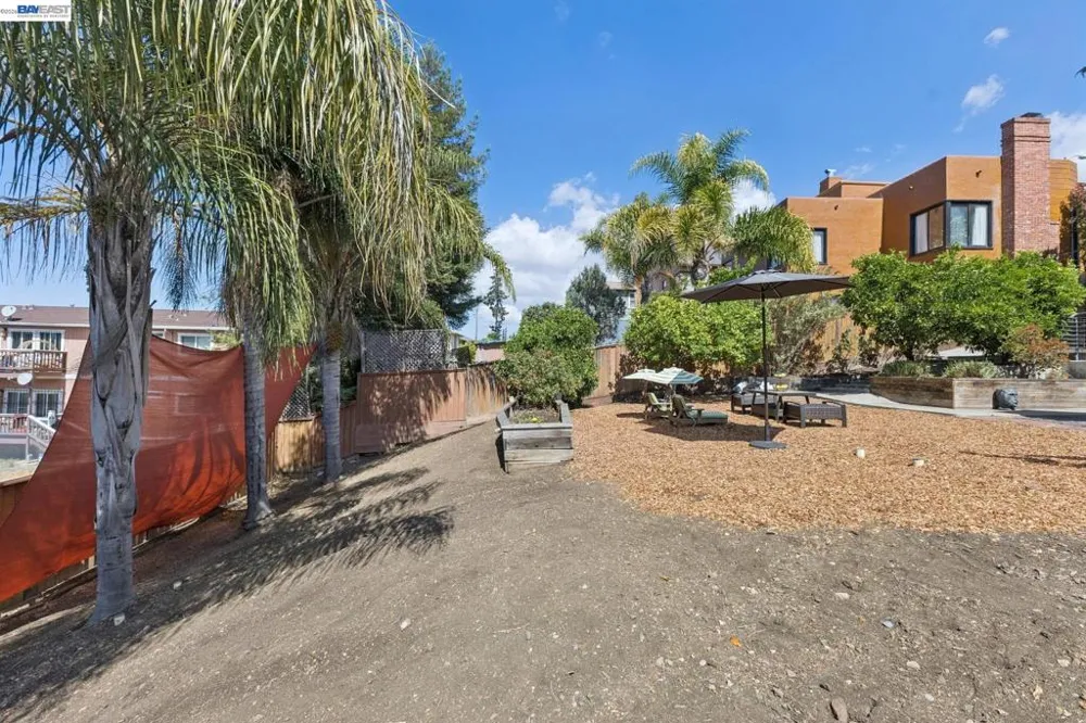 8233 Golf Links Rd Oakland, CA 94605