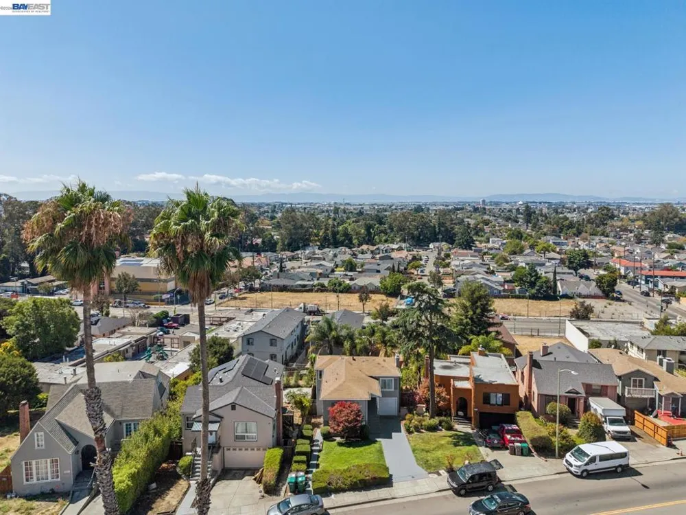 8233 Golf Links Rd Oakland, CA 94605