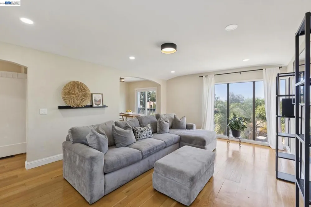 8233 Golf Links Rd Oakland, CA 94605