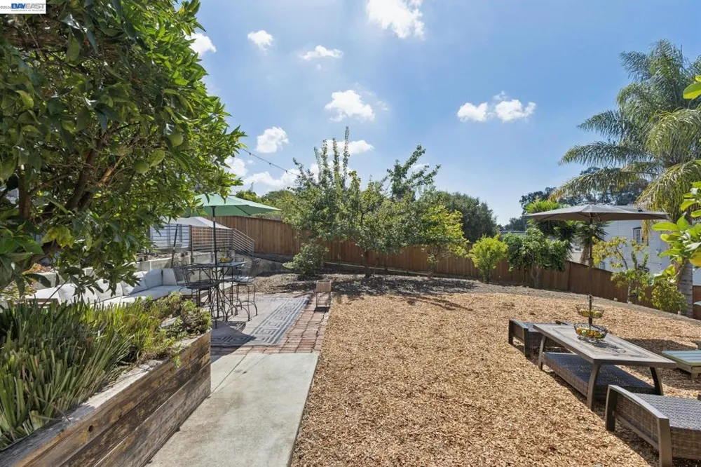 8233 Golf Links Rd Oakland, CA 94605