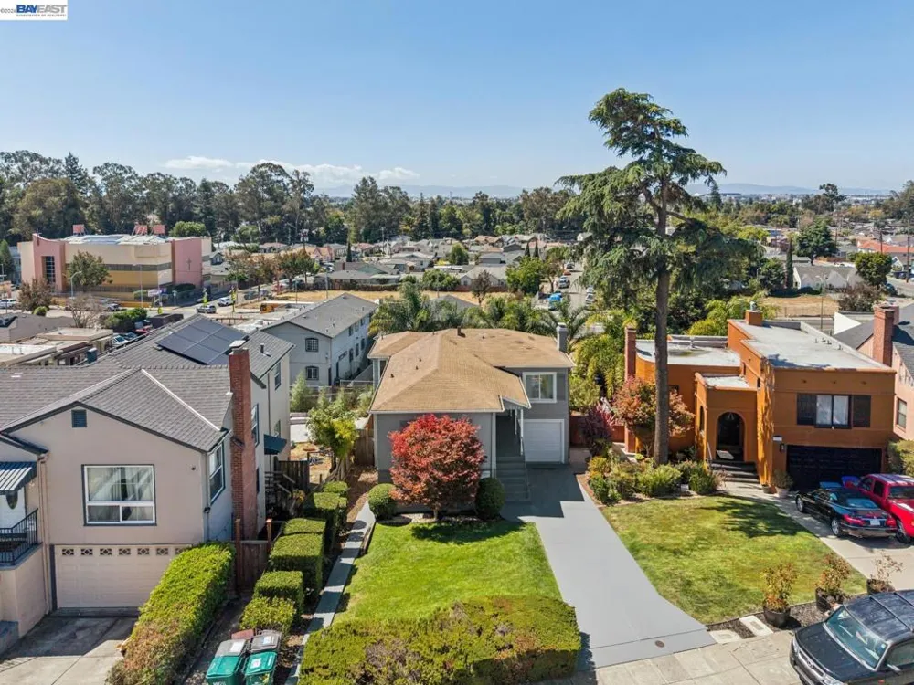 8233 Golf Links Rd Oakland, CA 94605