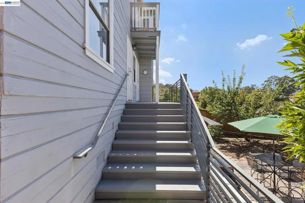 8233 Golf Links Rd Oakland, CA 94605