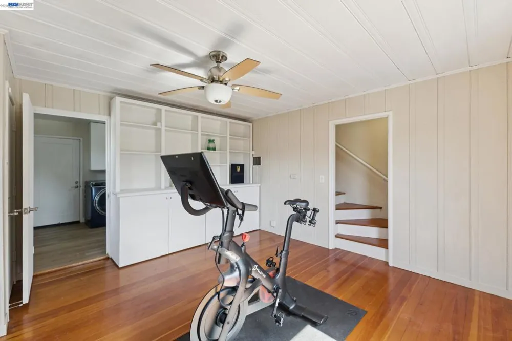 8233 Golf Links Rd Oakland, CA 94605