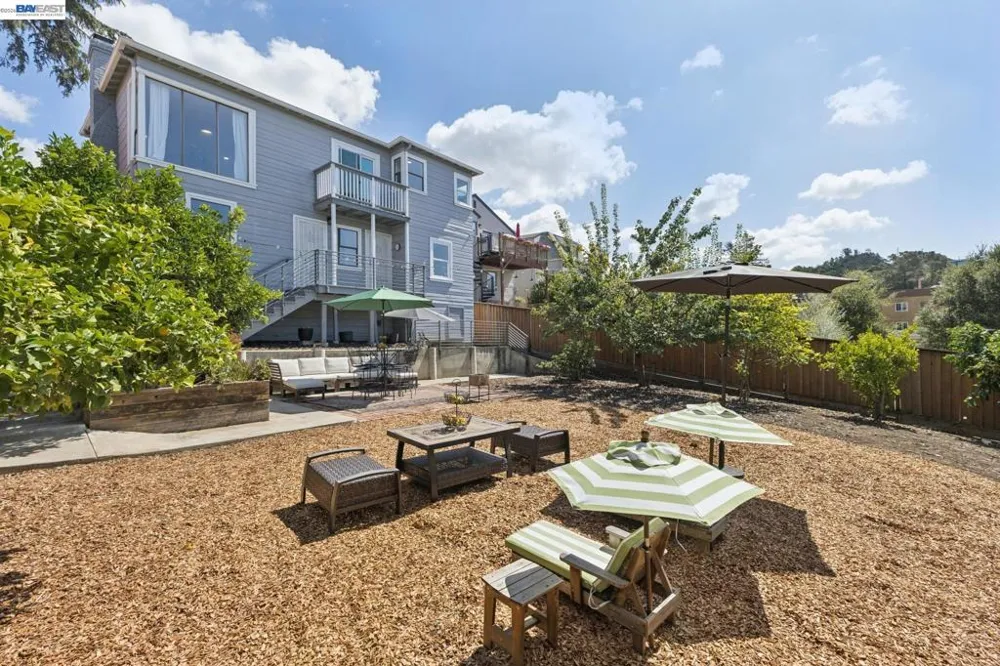 8233 Golf Links Rd Oakland, CA 94605