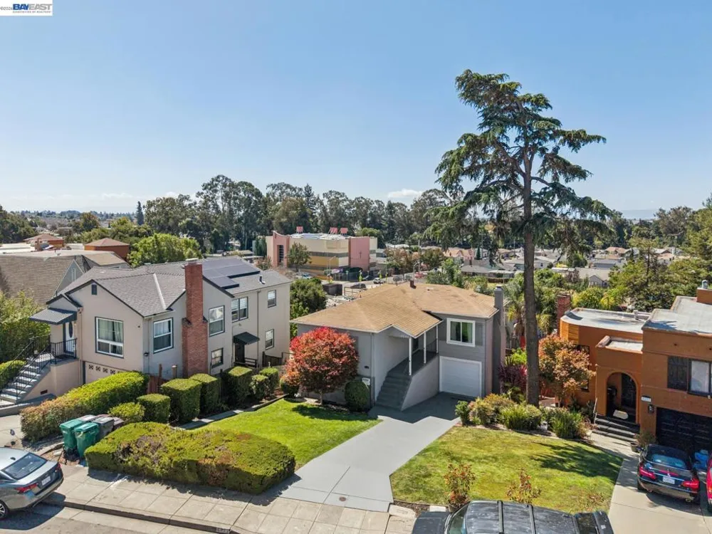 8233 Golf Links Rd Oakland, CA 94605
