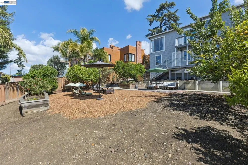 8233 Golf Links Rd Oakland, CA 94605