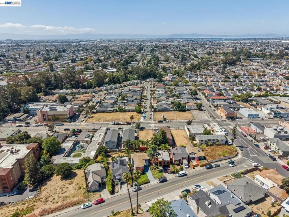 8233 Golf Links Rd Oakland, CA 94605