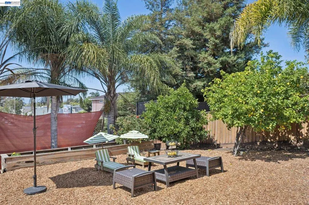 8233 Golf Links Rd Oakland, CA 94605