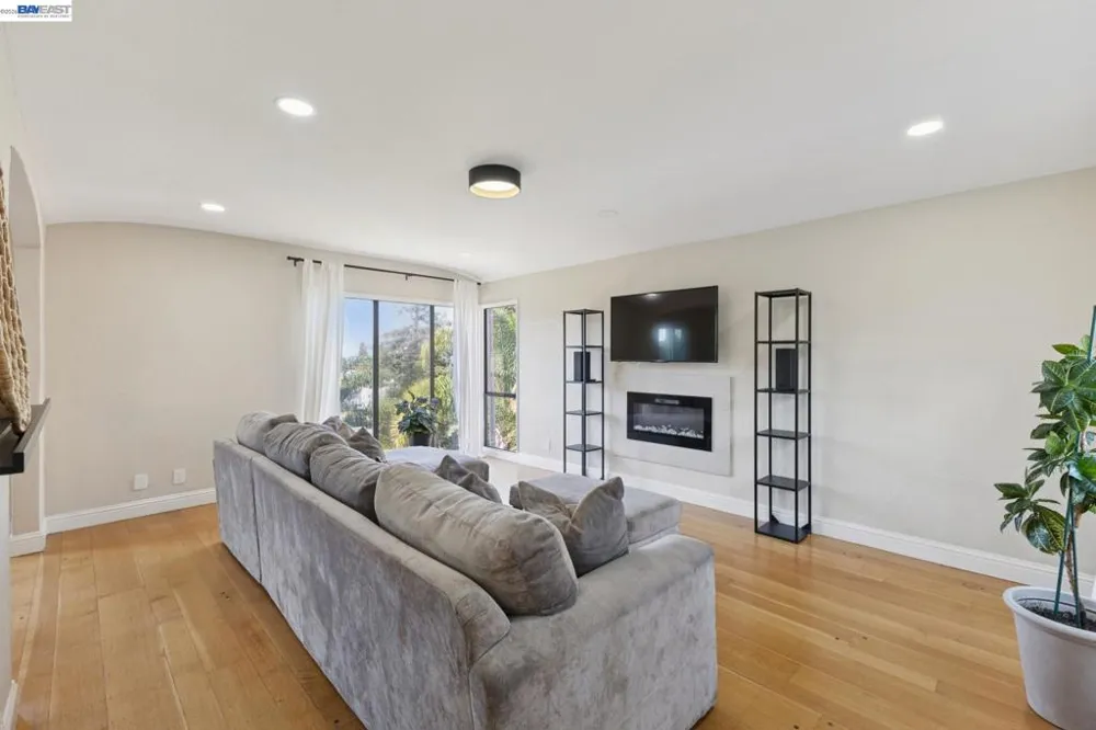 8233 Golf Links Rd Oakland, CA 94605