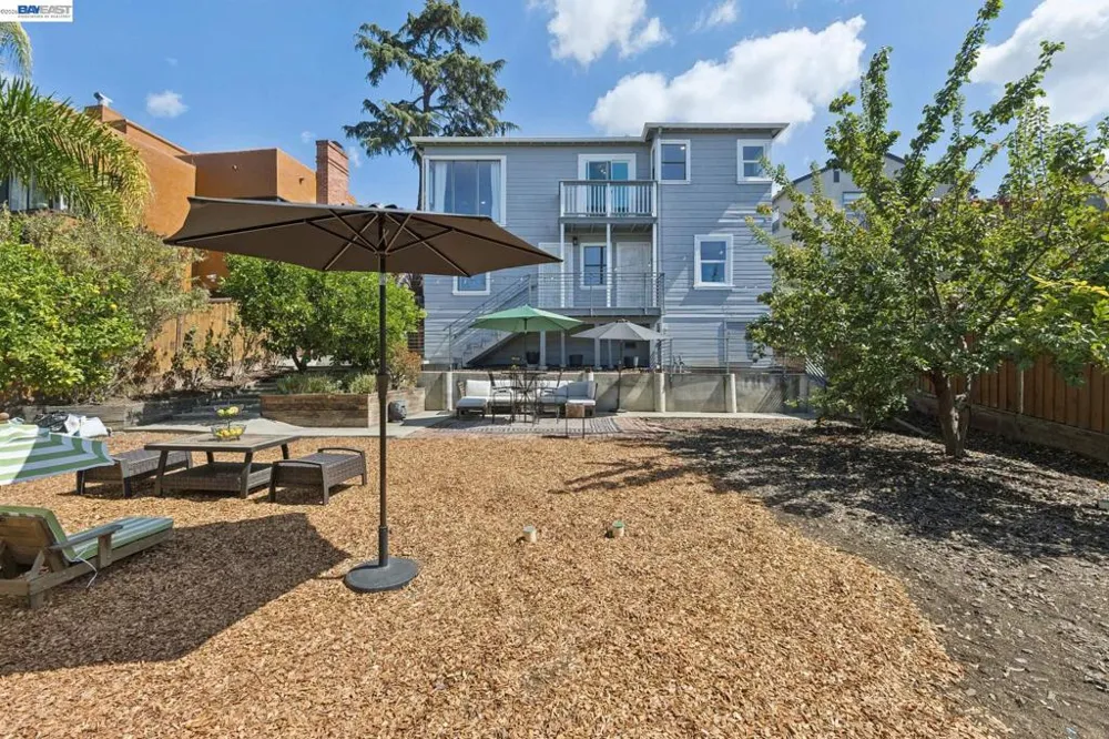 8233 Golf Links Rd Oakland, CA 94605