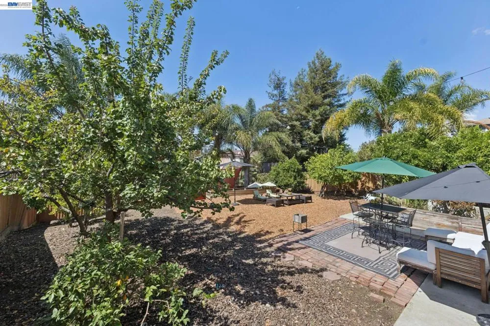 8233 Golf Links Rd Oakland, CA 94605