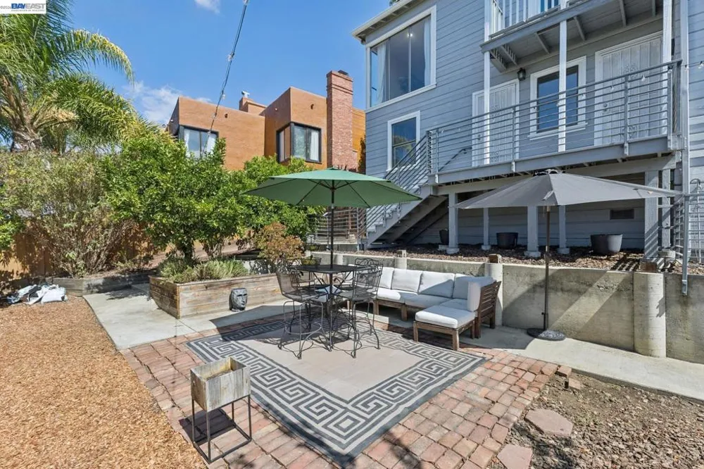 8233 Golf Links Rd Oakland, CA 94605