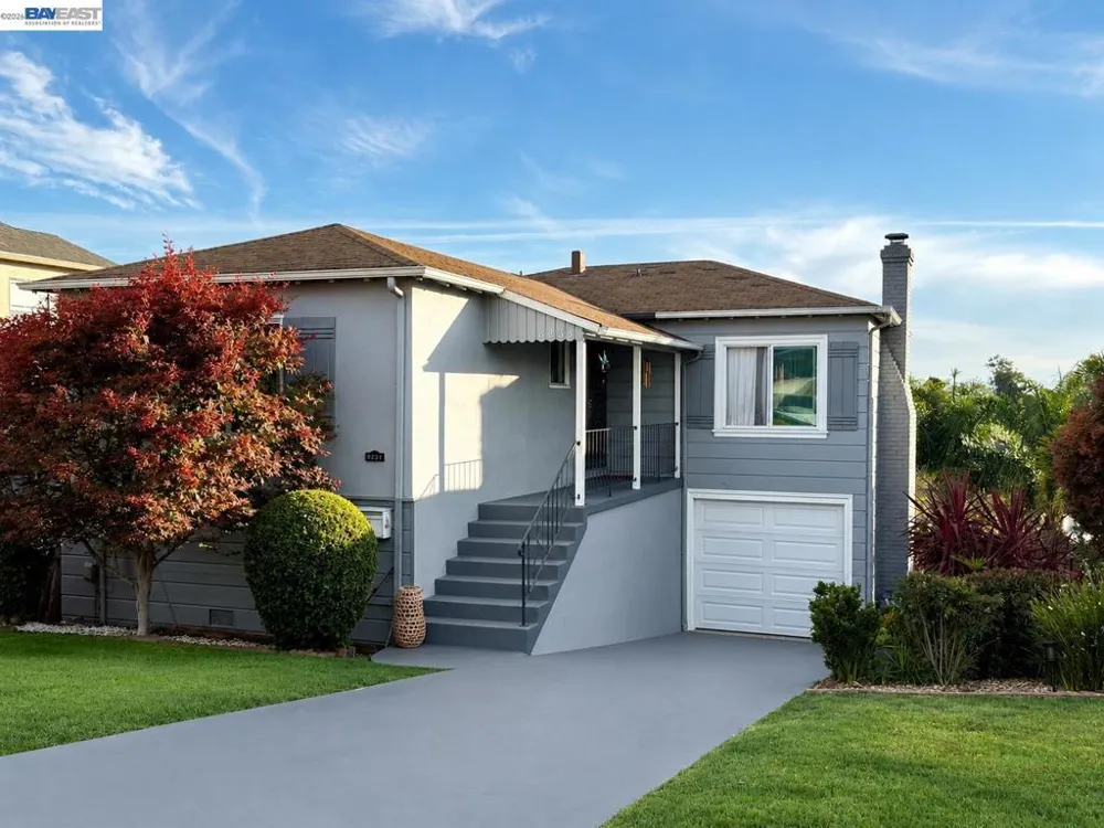 8233 Golf Links Rd Oakland, CA 94605