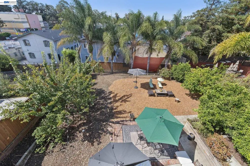 8233 Golf Links Rd Oakland, CA 94605