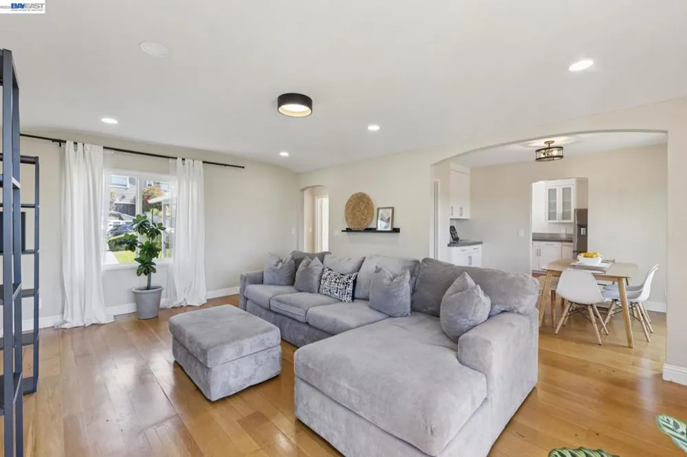 8233 Golf Links Rd Oakland, CA 94605