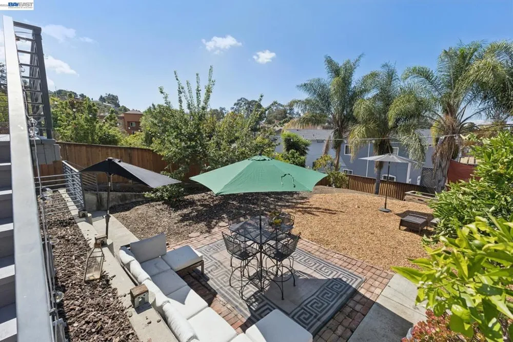 8233 Golf Links Rd Oakland, CA 94605