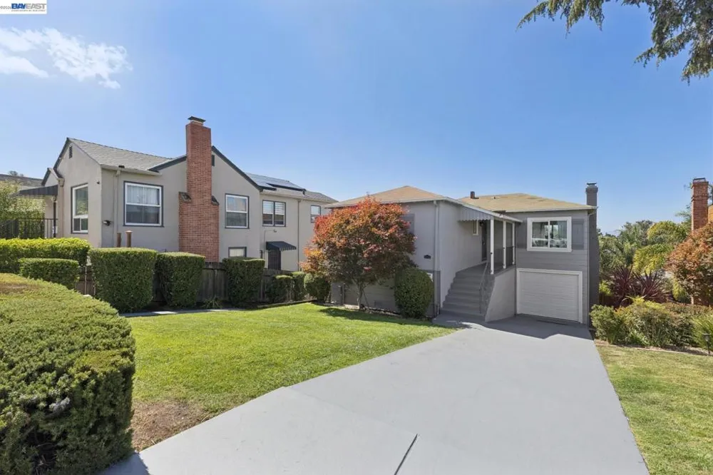8233 Golf Links Rd Oakland, CA 94605