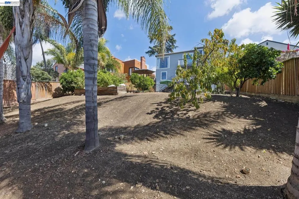 8233 Golf Links Rd Oakland, CA 94605