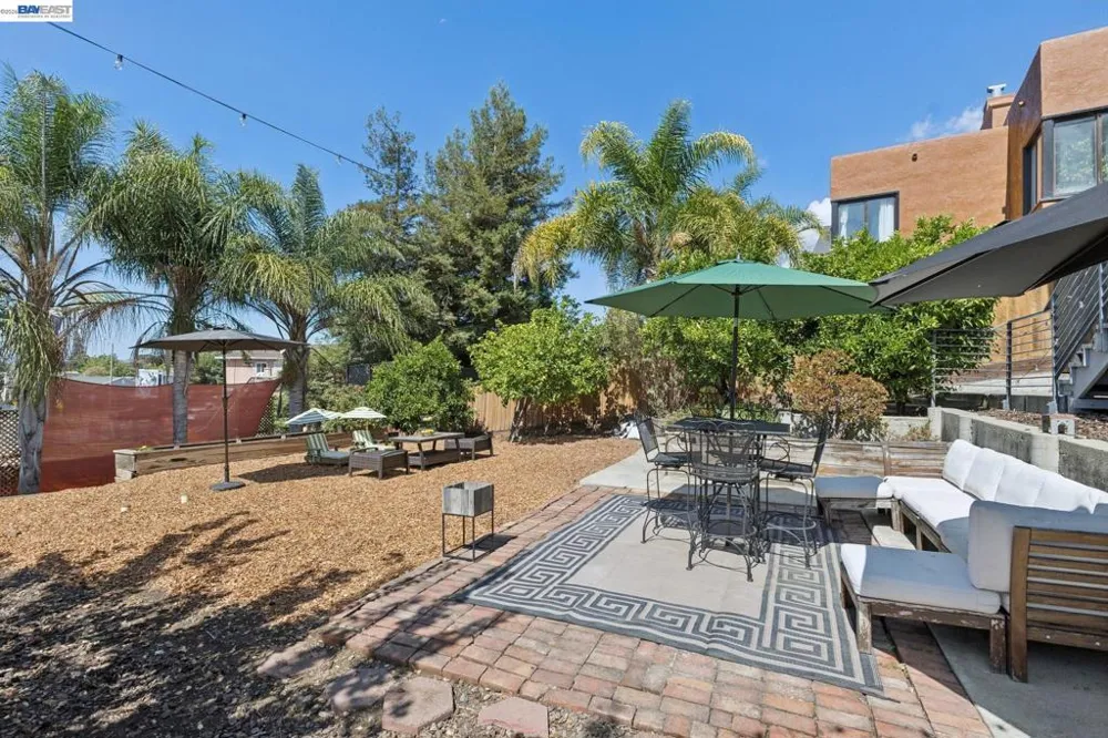 8233 Golf Links Rd Oakland, CA 94605