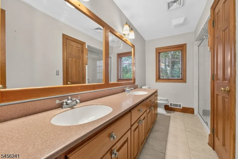 8 Meadowlark Way East Amwell, NJ 08551