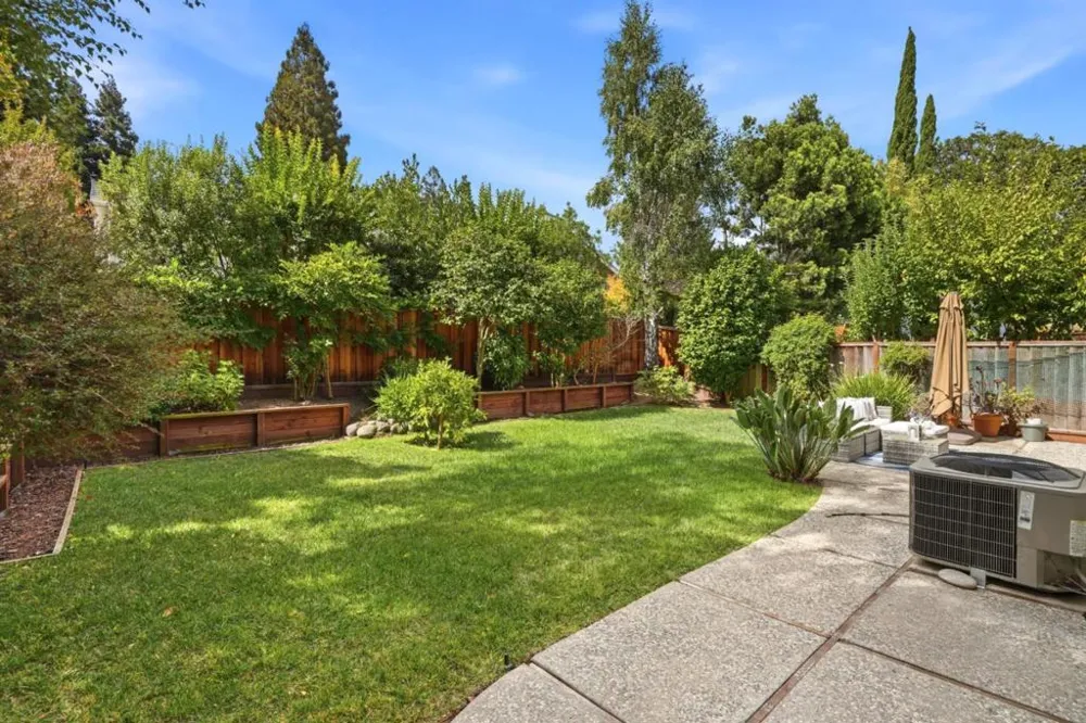216 Yarborough Lane Redwood City, CA 94061