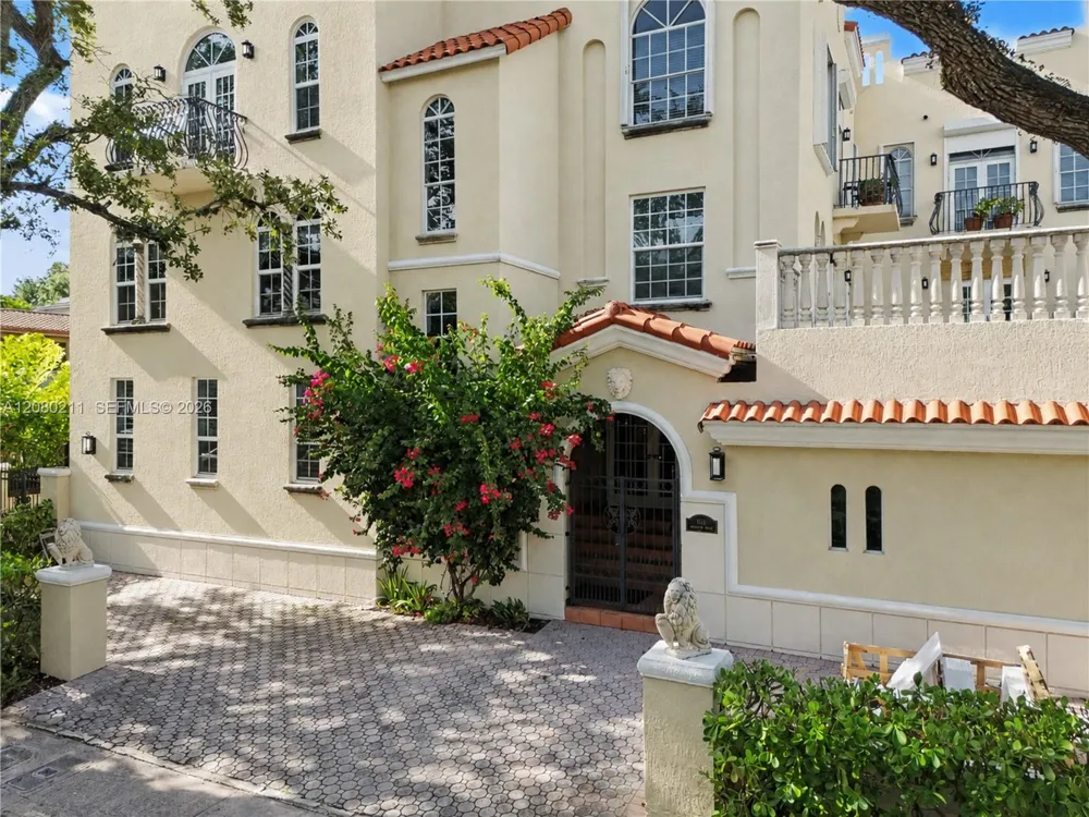 111 Edgewater Dr #3B Coral Gables, FL 33133