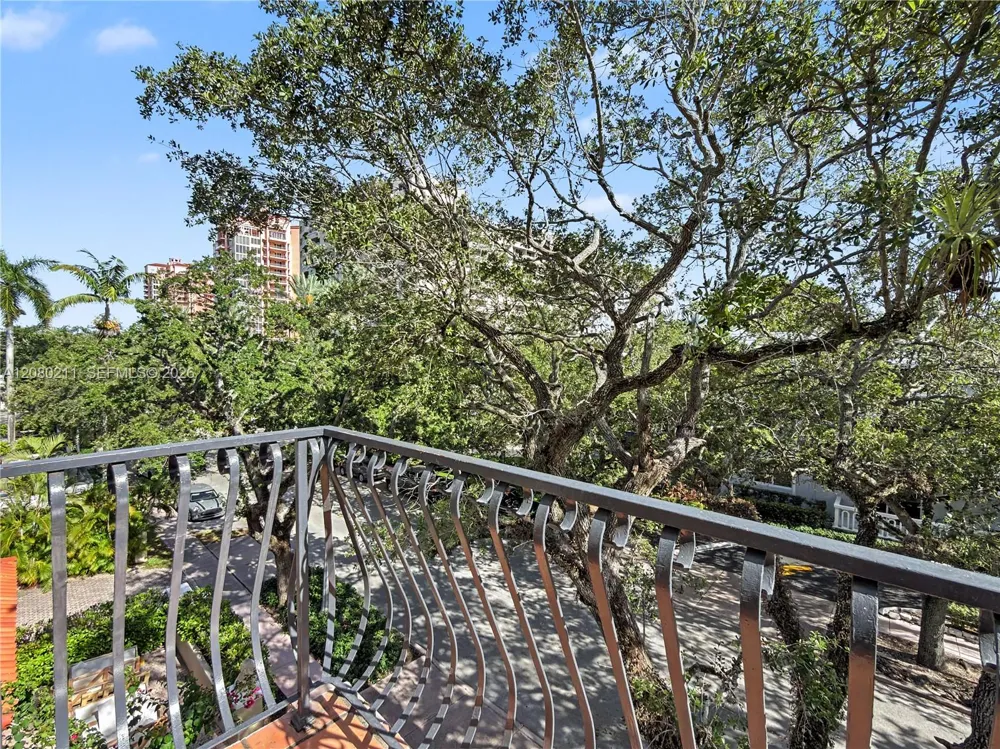 111 Edgewater Dr #3B Coral Gables, FL 33133