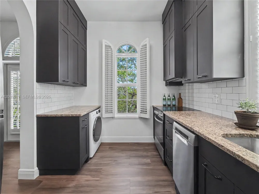 111 Edgewater Dr #3B Coral Gables, FL 33133