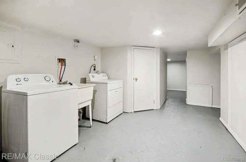 1990 Cass Lake Road Keego Harbor City, MI 48320