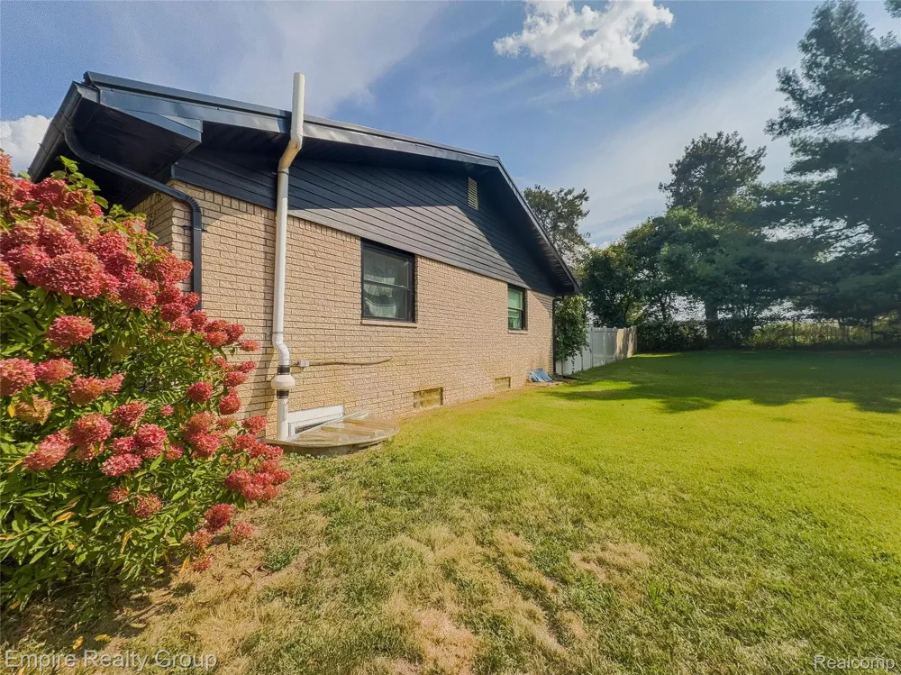 1486 Russ Roy Court White Lake Charter Township, MI 48383