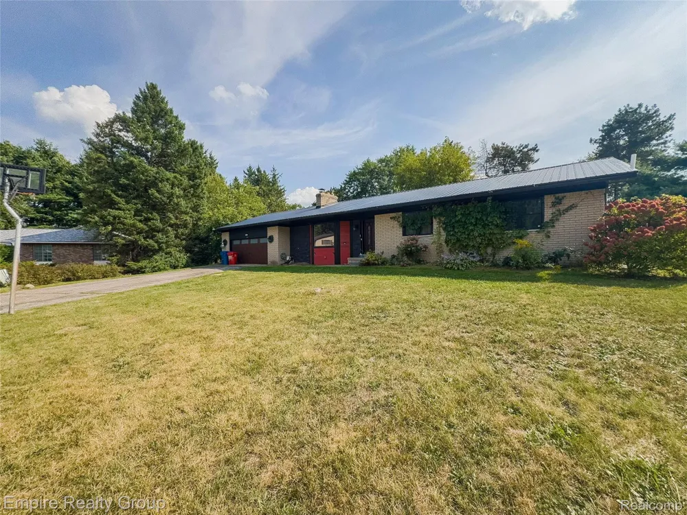 1486 Russ Roy Court White Lake Charter Township, MI 48383