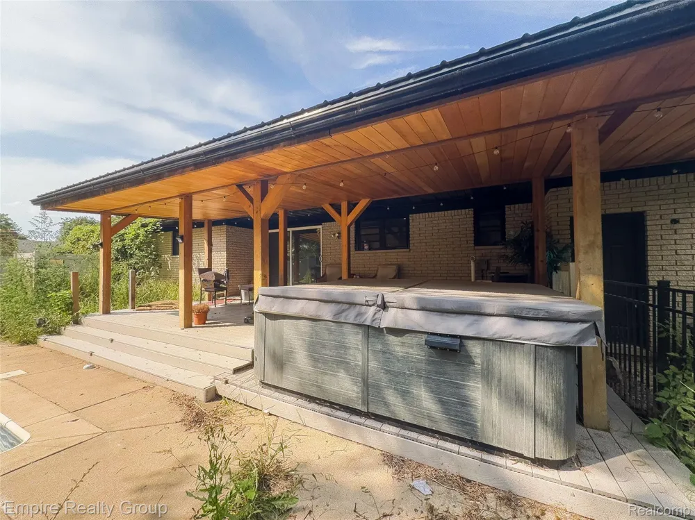 1486 Russ Roy Court White Lake Charter Township, MI 48383