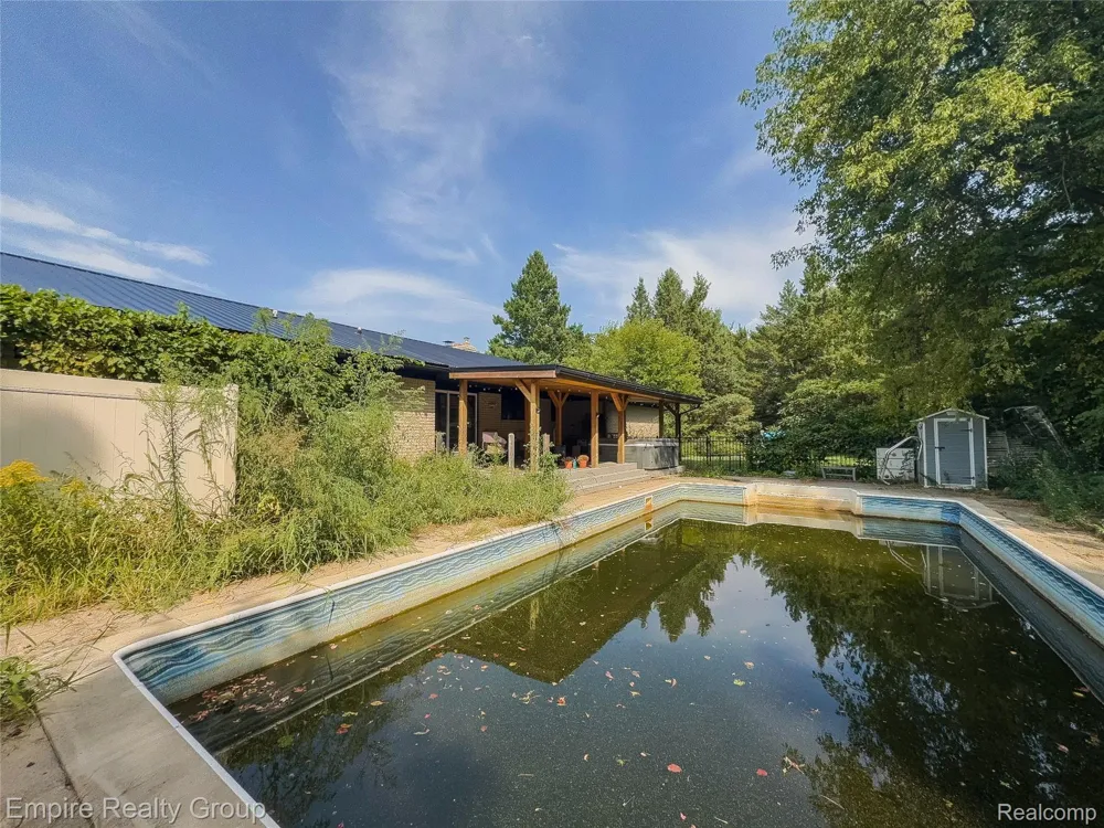 1486 Russ Roy Court White Lake Charter Township, MI 48383