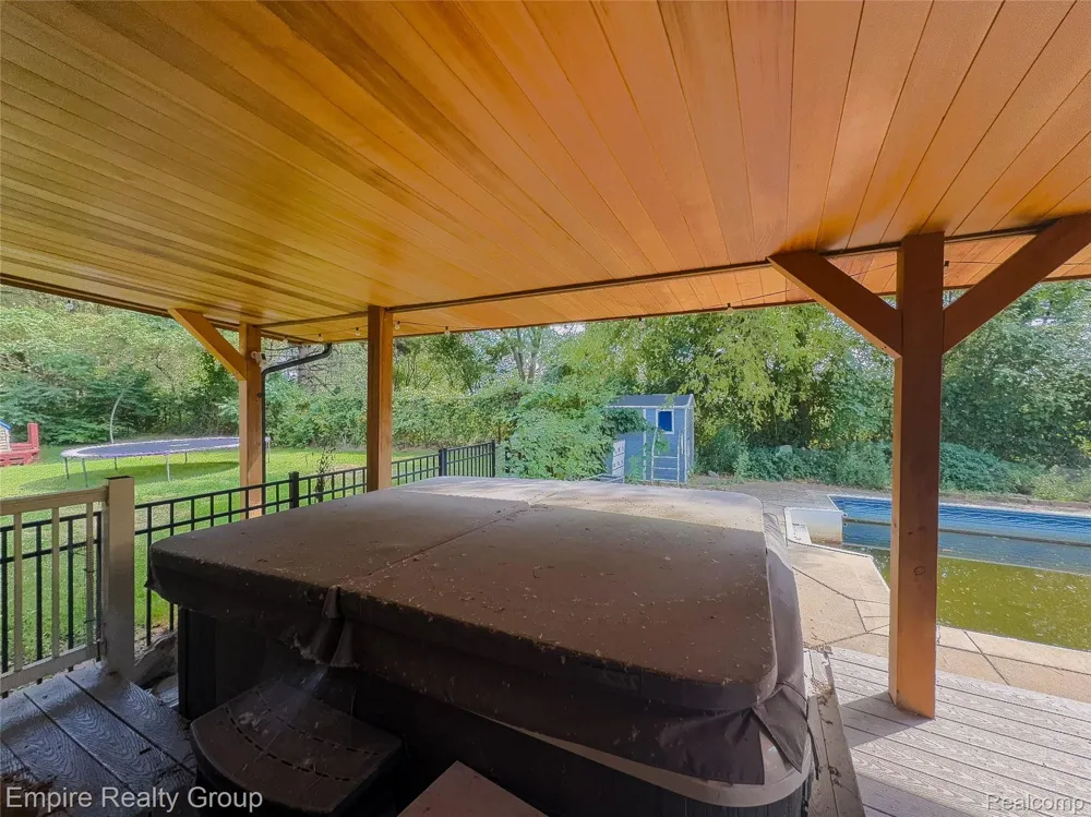 1486 Russ Roy Court White Lake Charter Township, MI 48383