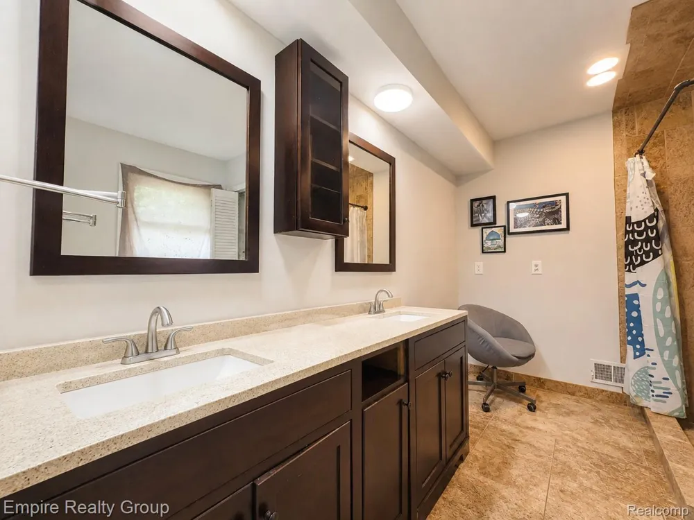 1486 Russ Roy Court White Lake Charter Township, MI 48383