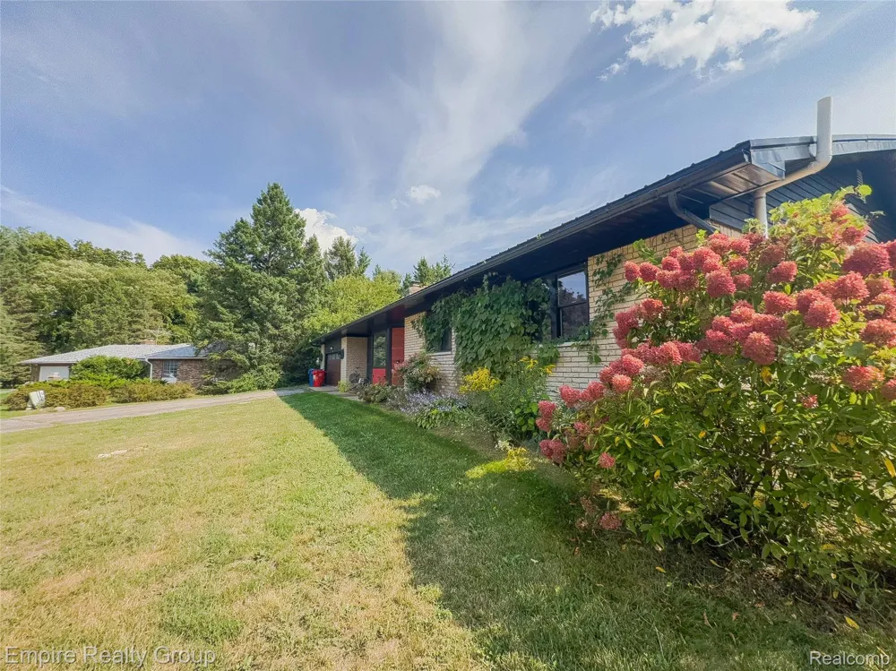 1486 Russ Roy Court White Lake Charter Township, MI 48383