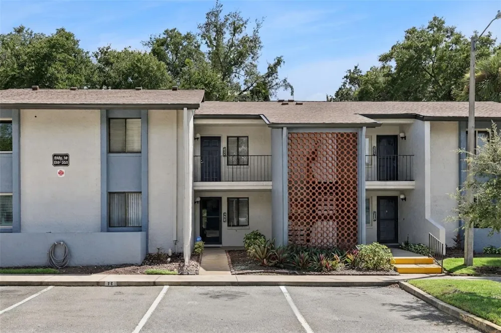 16 ESCONDIDO CIRCLE #221 Altamonte Springs, FL 32701