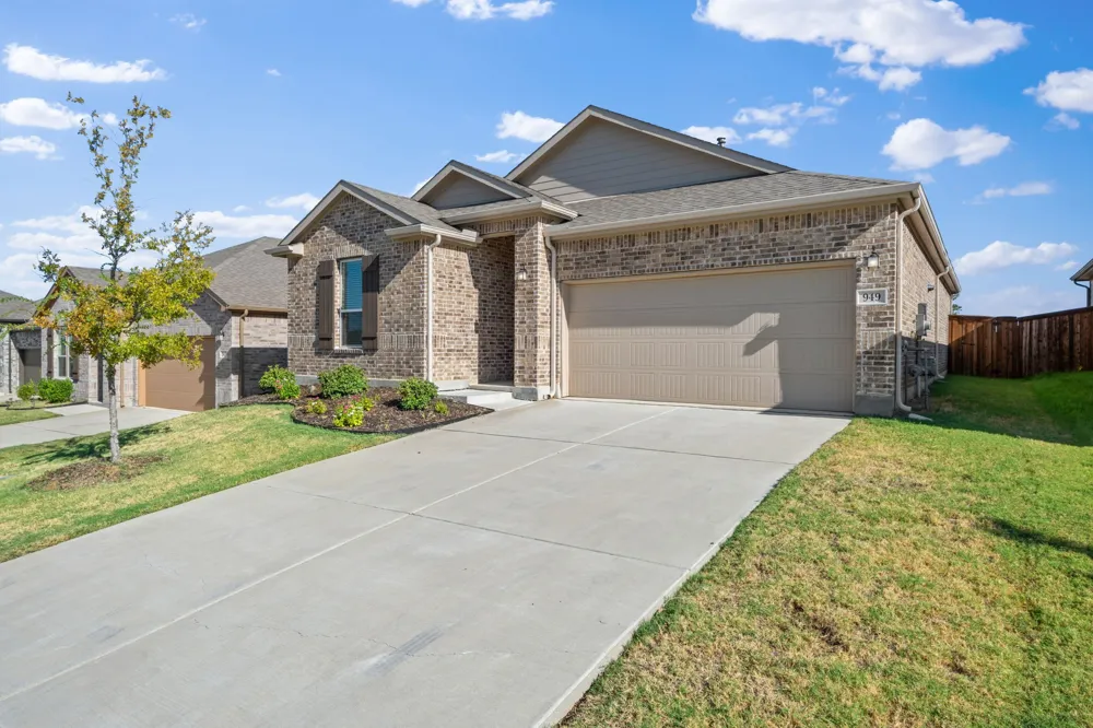 949 Brock Drive Aubrey, TX 76227